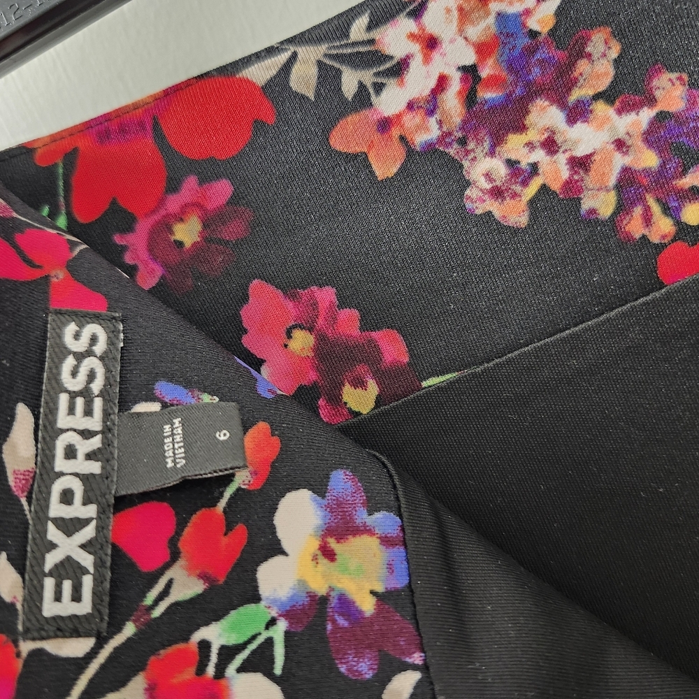 Express Black Floral Pencil Skirt - Picture 3 of 3